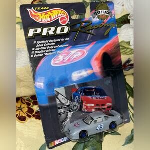 NIB! Hot Wheels Pro Racing Test Track 1998 #43 STP